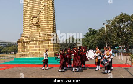 Kalkutta, Indien, 14/11/2022, ursprünglich bekannt als Waffenstillstandstag, erinnert der Gedenktag an die Unterzeichnung des Friedensabkommens, das den Ersten Weltkrieg um 11 Uhr am 11. November 1918 beendete. Es ist an der Zeit, sich an die Erinnerung derer zu erinnern und sie zu ehren, die gedient haben, die gegenwärtig dienen, und jene, die wir für die Sache „damit wir nicht vergessen“ verloren haben. Der Gedenktag ist ein besonderer Tag, an dem wir uns an die Opfer erinnern und sie würdigen, die all jene gebracht haben, die in den beiden Weltkriegen und den nachfolgenden Konflikten ihr Leben für Frieden und Freiheit hingegeben haben. Es findet jedes Jahr um 11 Uhr am zweiten Sonntag im November statt. (Phot Stockfoto