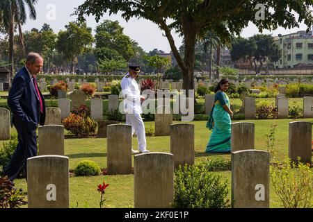 Kalkutta, Indien, 14/11/2022, ursprünglich bekannt als Waffenstillstandstag, erinnert der Gedenktag an die Unterzeichnung des Friedensabkommens, das den Ersten Weltkrieg um 11 Uhr am 11. November 1918 beendete. Es ist an der Zeit, sich an die Erinnerung derer zu erinnern und sie zu ehren, die gedient haben, die gegenwärtig dienen, und jene, die wir für die Sache „damit wir nicht vergessen“ verloren haben. Der Gedenktag ist ein besonderer Tag, an dem wir uns an die Opfer erinnern und sie würdigen, die all jene gebracht haben, die in den beiden Weltkriegen und den nachfolgenden Konflikten ihr Leben für Frieden und Freiheit hingegeben haben. Es findet jedes Jahr um 11 Uhr am zweiten Sonntag im November statt. (Phot Stockfoto