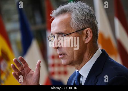 Brüssel, Belgien. 15.. November 2022. NATO-Generalsekretär Jens Stoltenberg hält eine Rede, als er am 15. November 2022 für einen Rat für Auswärtige Angelegenheiten (Verteidigung) am EU-Hauptsitz in Brüssel, Belgien, eintrifft. Kredit: ALEXANDROS MICHAILIDIS/Alamy Live Nachrichten Stockfoto