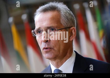 Brüssel, Belgien. 15.. November 2022. NATO-Generalsekretär Jens Stoltenberg hält eine Rede, als er am 15. November 2022 für einen Rat für Auswärtige Angelegenheiten (Verteidigung) am EU-Hauptsitz in Brüssel, Belgien, eintrifft. Kredit: ALEXANDROS MICHAILIDIS/Alamy Live Nachrichten Stockfoto