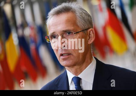 Brüssel, Belgien. 15.. November 2022. NATO-Generalsekretär Jens Stoltenberg hält eine Rede, als er am 15. November 2022 für einen Rat für Auswärtige Angelegenheiten (Verteidigung) am EU-Hauptsitz in Brüssel, Belgien, eintrifft. Kredit: ALEXANDROS MICHAILIDIS/Alamy Live Nachrichten Stockfoto