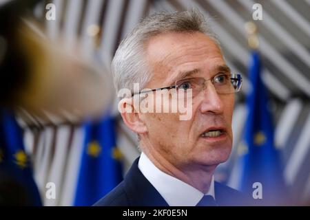 Brüssel, Belgien. 15.. November 2022. NATO-Generalsekretär Jens Stoltenberg hält eine Rede, als er am 15. November 2022 für einen Rat für Auswärtige Angelegenheiten (Verteidigung) am EU-Hauptsitz in Brüssel, Belgien, eintrifft. Kredit: ALEXANDROS MICHAILIDIS/Alamy Live Nachrichten Stockfoto