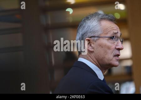 Brüssel, Belgien. 15.. November 2022. NATO-Generalsekretär Jens Stoltenberg hält eine Rede, als er am 15. November 2022 für einen Rat für Auswärtige Angelegenheiten (Verteidigung) am EU-Hauptsitz in Brüssel, Belgien, eintrifft. Kredit: ALEXANDROS MICHAILIDIS/Alamy Live Nachrichten Stockfoto
