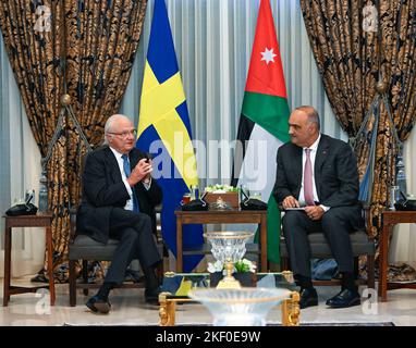 König Carl XVI. Gustaf trifft sich mit Premierminister Dr. Bisher Al Khasawneh in Amman, Jordanien, 15. November 2022. Schwedens König Carl XVI Gustaf und Stockfoto