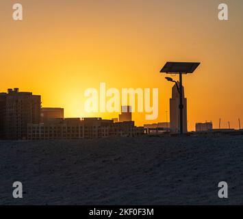 Dramatischer Sonnenuntergang über der Skyline der Stadt Stockfoto
