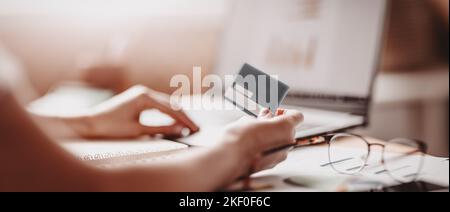 Frau im Büro, die versucht, E-Pay zu versphnen. Stockfoto