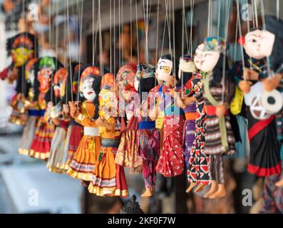 Traditionelle nepalesische Marionetten auf Streicher zum Verkauf in einem Souvenirladen in der Thamel Gegend von Kathmandu Stadt, Nepal Stockfoto