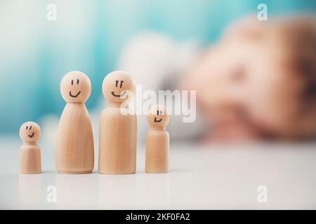 Holzfiguren der Familie stehen auf dem Tisch. Stockfoto