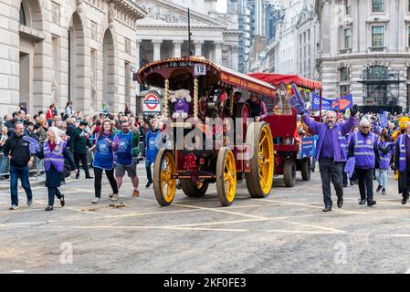 Rotary in London bei der Lord Mayor's Show Parade in der City of London, Großbritannien. Antriebsmotor, der einen Anhänger zieht. Showman’s Road Lok „Obsession“ Stockfoto