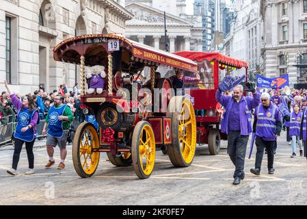 Rotary in London bei der Lord Mayor's Show Parade in der City of London, Großbritannien. Antriebsmotor, der einen Anhänger zieht. Showman’s Road Lok „Obsession“ Stockfoto