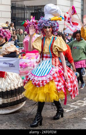 Theater Royal Stratford East Gruppe bei der Lord Mayor's Show Parade in der City of London, Großbritannien. Buntes Pantomime dame Kostüm Stockfoto