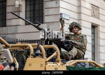 Das Royal Yeomanry, Army Reserve Light Cavalry Regiment bei der Lord Mayor's Show Parade in der City of London, Großbritannien. Schütze auf einem Jackal-Fahrzeug Stockfoto