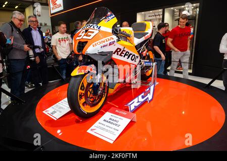 Mailand, Italien. 14.. November 2022. (11/14/2022) in den letzten Tagen fand die Rho Fiera EICMA in Mailand statt, die jährliche Veranstaltung für Zweirad-Enthusiasten, bei der viele Persönlichkeiten des Motorsports und viele Hersteller weltweit anwesend waren. Ebenfalls anwesend war das Motorrad, mit dem Marc Marquez die Moto GP Meisterschaft 2022 bestiegen hat (Foto: Luca Marenda/Pacific Press/Sipa USA) Quelle: SIPA USA/Alamy Live News Stockfoto