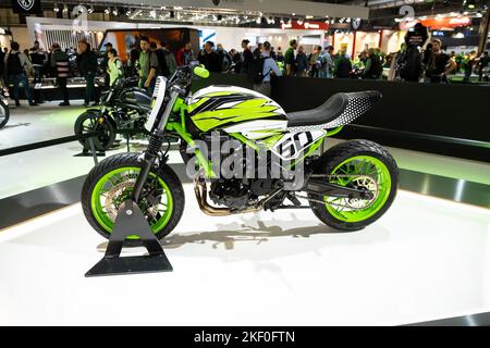 Mailand, Italien. 14.. November 2022. (11/14/2022) in den letzten Tagen fand die Rho Fiera EICMA in Mailand statt, die jährliche Veranstaltung für Zweirad-Enthusiasten, bei der viele Persönlichkeiten des Motorsports und viele Hersteller weltweit anwesend waren. Unter den vielen Ausstellern präsentieren die Marke Kawasaki auch mit einem Stand voller Modelle. (Foto: Luca Marenda/Pacific Press/Sipa USA) Quelle: SIPA USA/Alamy Live News Stockfoto