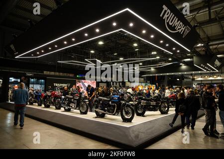 Mailand, Italien. 14.. November 2022. (11/14/2022) in den letzten Tagen fand die Rho Fiera EICMA in Mailand statt, die jährliche Veranstaltung für Zweirad-Enthusiasten, bei der viele Persönlichkeiten des Motorsports und viele Hersteller weltweit anwesend waren. Dies ist der Stand der auf der Messe anwesenden Marke Triumph. (Foto: Luca Marenda/Pacific Press/Sipa USA) Quelle: SIPA USA/Alamy Live News Stockfoto