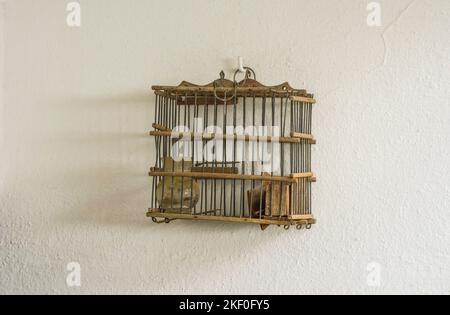 Leere Vintage Vogelkäfig für Stieglitz auf Display ethnologische Museum Mijas, Andalusien, Spanien. Stockfoto