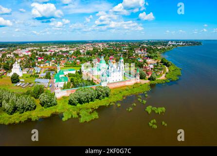 Spaso-Jakowlewski Kloster oder Kloster des Heiligen Jakob Heiland und See Nero Luftpanorama in Rostow Weliki Stadt in Jaroslawl Oblast, Russland Stockfoto