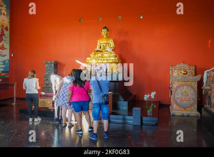 Kashyapa, der alten Buddha Statue innerhalb der buddhistischen Tempel Erleuchtung Stupa in Benalmádena. Costa del Sol, Spanien. Stockfoto