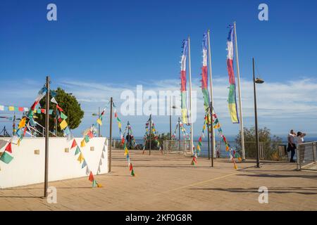 Bunte tibetische Gebetsfahnen auf die buddhistische Erleuchtung Stupa Tempel in Benalmádena. Costa Del Sol, Spanien. Stockfoto