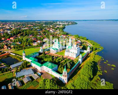 Spaso-Jakowlewski Kloster oder Kloster des heiligen Jakob Heiland und See Nero Luftpanorama in Rostow Weliki in Jaroslawl Oblast, Goldener Ring von Stockfoto