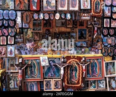 Pilger und Tänzer am Tag der Jungfrau von Guadalupe in den Basiliken von Guadalupe, Mexiko-Stadt (CDMX). Stockfoto