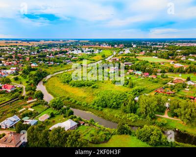 Die Stadt Susdal und der Fluss Kamenka, der älteste Teil der russischen Stadt Susdal, der Goldene Ring Russlands Stockfoto