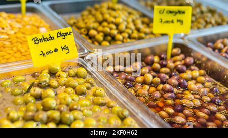 Sortiment von Oliven auf dem Markt in Europa Stockfoto