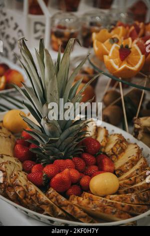 Eine Nahaufnahme von dekorierten Tisch mit Früchten Stockfoto