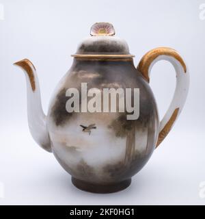 Feine antike japanische Kutani Teekannen und Zuckerdose aus Porzellan. Anfang des 20.. Jahrhunderts Stockfoto
