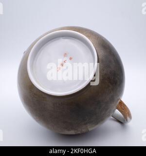Feine antike japanische Kutani Teekannen und Zuckerdose aus Porzellan. Anfang des 20.. Jahrhunderts Stockfoto
