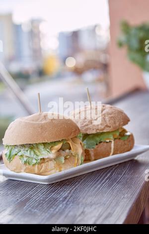 Vegane hausgemachte Burger mit Gemüseschnitzel und Gemüse draußen Stockfoto