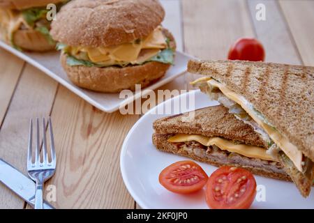 Alternative Food - gesunde vegane Burger mit pflanzlichen Schnitzel und Sandwiches mit Austernpilzen. Gesundes Mittagessen, Vorspeise. Stockfoto