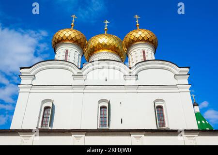 Ipatievsky Kloster oder Ipatiev Kloster oder Hypatian ist ein männliches Kloster am Ufer des Flusses Kostroma in Kostroma Stadt. Stockfoto