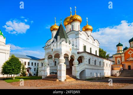 Ipatievsky Kloster oder Ipatiev Kloster oder Hypatian ist ein männliches Kloster am Ufer des Flusses Kostroma in Kostroma Stadt. Stockfoto