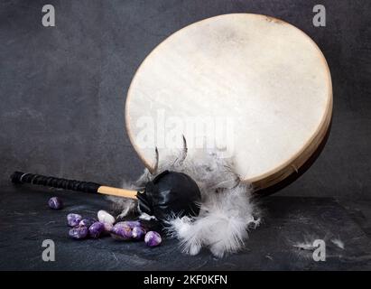 Natürliches Tamburin und Amethyst vor weißem Hintergrund Stockfoto