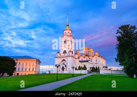 Dormition oder Heilige Himmelfahrt Kathedrale in Vladimir Stadt, Goldener Ring von Russland bei Sonnenuntergang Stockfoto