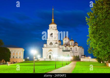 Dormition oder Heilige Himmelfahrt Kathedrale in Vladimir Stadt, Goldener Ring von Russland bei Sonnenuntergang Stockfoto