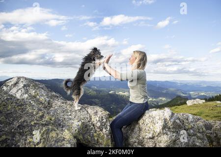 Frau und chinesisch-geruhter Mongrel Stockfoto