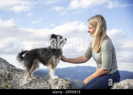 Frau und chinesisch-geruhter Mongrel Stockfoto