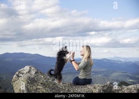 Frau und chinesisch-geruhter Mongrel Stockfoto