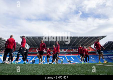 Cardiff, Wales, Großbritannien. 15.. November 2022. Allgemeiner Überblick über das Training der walisischen Nationalmannschaft im Cardiff City Stadium vor dem Aufbruch des Kaders zur FIFA-Weltmeisterschaft 2022 in Katar. Kredit: Mark Hawkins/Alamy Live Nachrichten Stockfoto