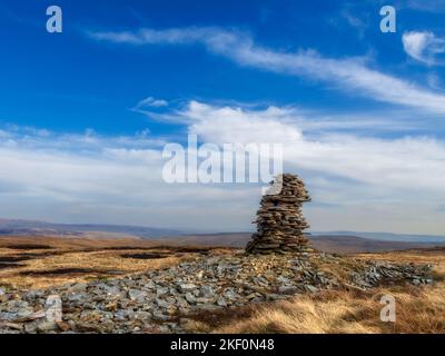 Summit Cairn on Fountains fiel in der Nähe von Malham in den Yorkshire Dales Stockfoto