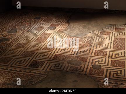 Mosaiken in der römischen Villa von Chedworth, Yanworth, Cheltenham, Gloucestershire, England, VEREINIGTES KÖNIGREICH. Stockfoto