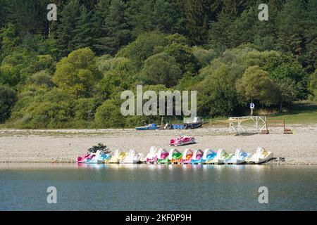 Direkter Blick auf den See mit Wassersportzentrum, das Boote, Jetskis, SUP-Boards und Fahrräder mietet. Stockfoto