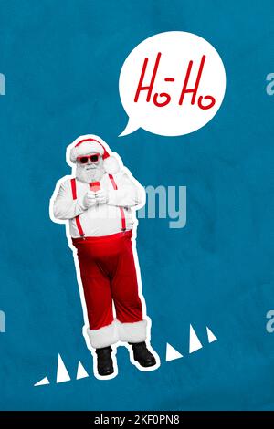 Vertikale kreative Collage von funky gealterten weihnachtsmann tragen Sonnenglas verwenden Telefon tippen Chat ho-ho isoliert auf gemaltem Hintergrund Stockfoto