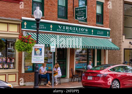 Gloucester, Massachusetts, USA, - 13. September 2022: Auf dem Bürgersteig vor einer italienischen Bäckerei sitzen die Peolple an Tischen. Stockfoto