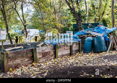 Recyceltes Material und Kompost in Sunnyside Community Gardens, Islington, Stockfoto