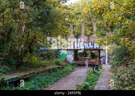 Der ehemalige Crouch End-Bahnhof in Parkland Walk, einer nicht mehr genutzten Eisenbahnlinie, die heute ein Naturschutzgebiet ist, im Norden Londons, Großbritannien Stockfoto