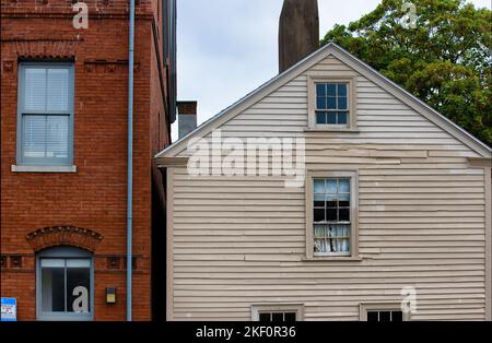 Gloucester, Massachusetts, USA, - 13. September 2022: Die Nähe zweier Gebäude. Stockfoto