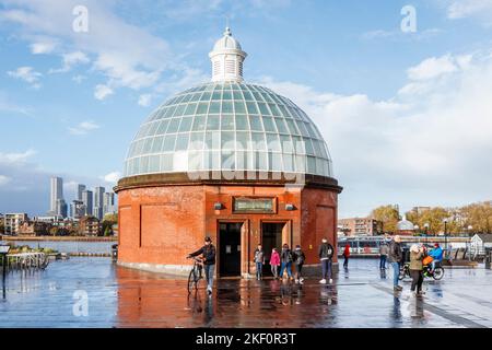 Südlicher Eingang des Greenwich-Fußtunnels, London, Großbritannien. Der Tunnel kreuzt unter der Themse im Osten Londons und verbindet Greenwich (Royal Boro Stockfoto